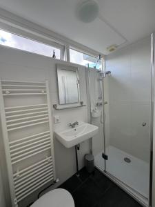 Koupelna v ubytování Familie bungalow aan het meer