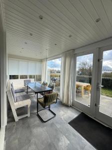 Balkón nebo terasa v ubytování Familie bungalow aan het meer