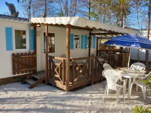 Patio nebo venkovní prostory v ubytování Mobilhome Les volets bleus
