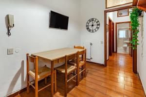 Μια τηλεόραση ή/και κέντρο ψυχαγωγίας στο Cozy house with garden in downtown Pisa +8 φωτογραφίες