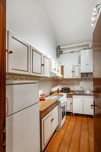 Η κουζίνα ή μικρή κουζίνα στο Cozy house with garden in downtown Pisa