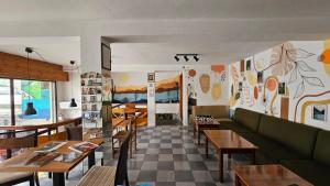 Predel za sedenje v nastanitvi Traveler Hostel