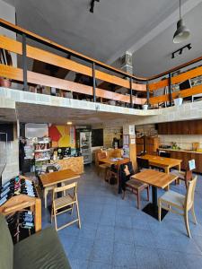 A restaurant or other place to eat at Traveler Hostel Még 37 kép