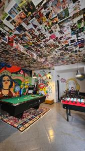 Traveler Hostel biliárdasztala
