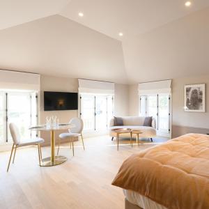a bedroom with a bed and a table and chairs at Les Suites BB, Champagne Besserat de Bellefon in Épernay