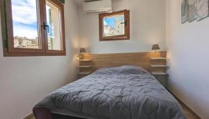 Ένα ή περισσότερα κρεβάτια σε δωμάτιο στο Maison Familiale à Esparron-de-Verdon avec Terrasse Privée