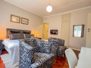 Amoris Guesthouse Randburg II - Darrenwood的电视和/或娱乐中心