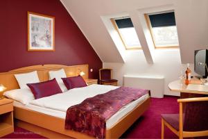 Posteľ alebo postele v izbe v ubytovaní Hotel Kálvária + 23 fotografií