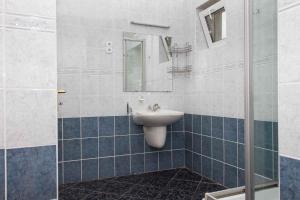 Kúpeľňa v ubytovaní Holiday home in Balatonmariafürdo 19513 + 14 fotografií