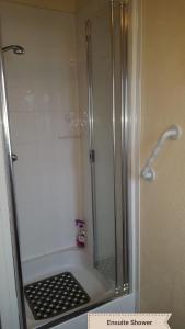 Phòng tắm tại 3 Bed Lodge - Sleeps 6 - Pets - Parking - Wifi