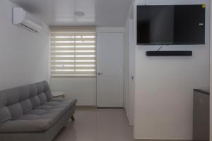 カリにあるChipichapes Lofts 43のソファと薄型テレビのあるリビングルーム