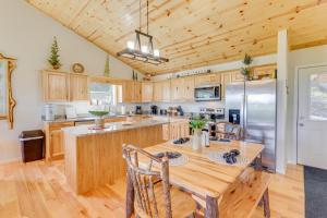 Afbeelding uit fotogalerij van North Carolina Cabin - Pool Table and Mountain Views in Murphy