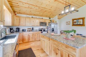 Afbeelding uit fotogalerij van North Carolina Cabin - Pool Table and Mountain Views in Murphy