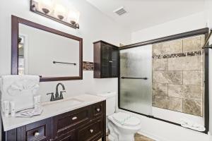 Ένα μπάνιο στο 5218 Beach Dr C +19 φωτογραφίες