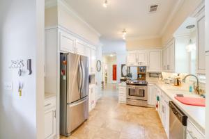 Kuchyň nebo kuchyňský kout v ubytování Peaceful Home with Patio Near Greers Ferry Lake