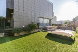 une cour avec une pelouse à côté d'un bâtiment dans l'établissement Chalet junto al mar, à Castro Urdiales