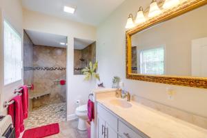 Koupelna v ubytování Peaceful Home with Patio Near Greers Ferry Lake + 15 fotografií