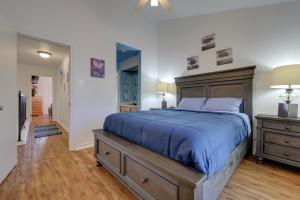 Ένα ή περισσότερα κρεβάτια σε δωμάτιο στο Canyon Lake Townhome with Balcony, Deck and Yard!