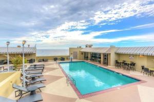 Bazén v ubytování Beach Quarters Resort nebo v jeho okolí