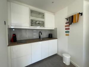 Kuchyň nebo kuchyňský kout v ubytování Omorfi Suite + 23 fotografií