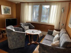 a living room with a couch and two chairs and a table at Engel Ingold Lodge Chalet "Böhli" in Ringgenberg