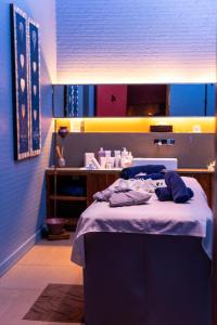 达喀尔Noom Hotel Dakar Sea Plaza, a member of Radisson Individuals的卧室里有一张床，墙壁是蓝色的