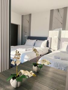 Postel nebo postele na pokoji v ubytování Apartments Fat e Jet - Pool & Breakfast