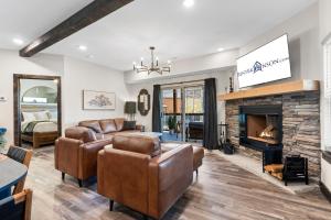 Гостиная зона в Cabin w Water View-Community Indoor Pool-Pvt Hot Tub-Free Local Attraction Tickets