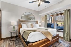 Кровать или кровати в номере Cabin w Water View-Community Indoor Pool-Pvt Hot Tub-Free Local Attraction Tickets +61 фотография