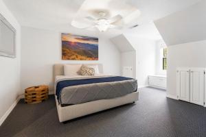 Ένα ή περισσότερα κρεβάτια σε δωμάτιο στο Best Lake Tablerock Views, Private Outdoor Pool, Karaoke/Games-2 Kitchens! Secluded on a few acres! +98 φωτογραφίες