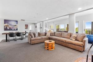 Χώρος καθιστικού στο Best Lake Tablerock Views, Private Outdoor Pool, Karaoke/Games-2 Kitchens! Secluded on a few acres!