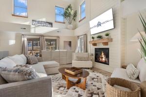 ein Wohnzimmer mit weißen Möbeln und einem Kamin in der Unterkunft Tall Timbers Retreat w Free Daily Tickets-Water Views-Community Indoor Pool-Bunk Room-Pvt Hot Tub in Hollister