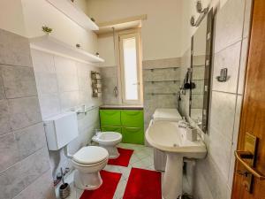 a bathroom with two toilets and a sink at Smart Studio - Lingotto, Fiera & Metro in Turin +8 photos