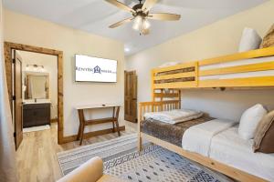 ein Schlafzimmer mit zwei Etagenbetten und einem Spiegel in der Unterkunft Tall Timbers Retreat w Free Daily Tickets-Water Views-Community Indoor Pool-Bunk Room-Pvt Hot Tub in Hollister + 70 Fotos