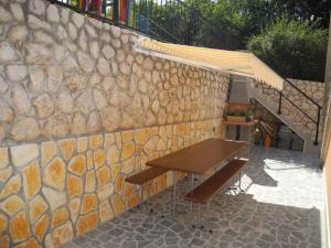 Fotografia z galérie ubytovania Apartments in Crikvenica 41042 v destinácii Crikvenica + 1 fotografia