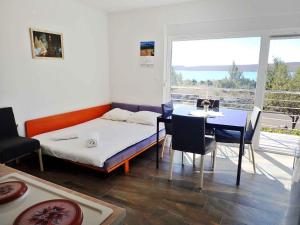 Pokój z łóżkiem, stołem i krzesłami w obiekcie Apartment in Starigrad-Paklenica 43218 w mieście Starigrad-Paklenica
