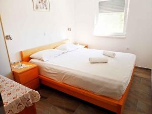 sypialnia z łóżkiem i dwoma ręcznikami na nim w obiekcie Apartment in Starigrad-Paklenica 43218 w mieście Starigrad-Paklenica