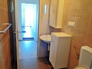 mała łazienka z umywalką i toaletą w obiekcie Apartment in Starigrad-Paklenica 43218 w mieście Starigrad-Paklenica +21 zdjęć