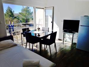 sypialnia ze stołem, krzesłami i pianinem w obiekcie Apartment in Starigrad-Paklenica 43218 w mieście Starigrad-Paklenica