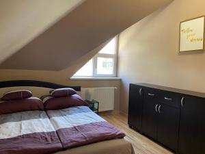 Postel nebo postele na pokoji v ubytování Korall Apartman