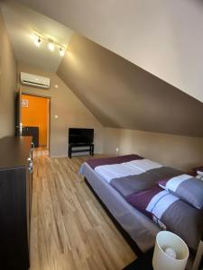 Postel nebo postele na pokoji v ubytování Korall Apartman