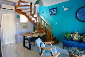 Ruang duduk di Casa Anthos free parking