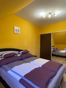 Postel nebo postele na pokoji v ubytování Korall Apartman
