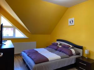 Postel nebo postele na pokoji v ubytování Korall Apartman