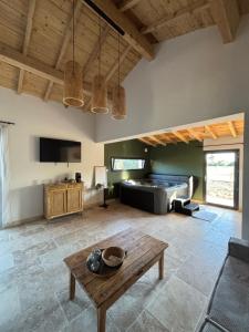 a living room with a couch and a table at Love room Le Cabanon Spa in Arles
