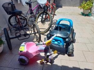 a small childs toy scooter parked next to bikes at Casinha beira praia Gaivota in Itanhaém +8 photos