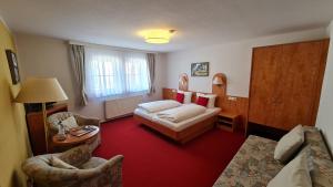 Postel nebo postele na pokoji v ubytování Gasthaus& Pension Zum Roten Haus