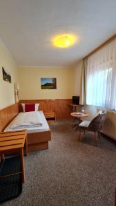 Postel nebo postele na pokoji v ubytování Gasthaus& Pension Zum Roten Haus + 20 fotografií