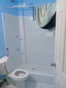 Ένα μπάνιο στο Belledezvous Accommodations