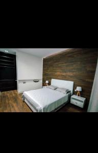 Postel nebo postele na pokoji v ubytování King David Cosy 2 Bedroom Apartment